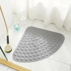 Силиконовый треугольный коврик противоскользящий Bathlux на присосках для ванны и душа 54х54 см, Серый
